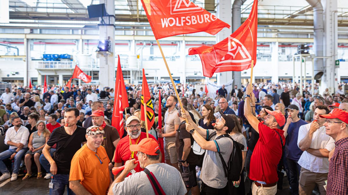 Die VW-Mitarbeiter protestieren gegen die Sparpläne des Konzerns.