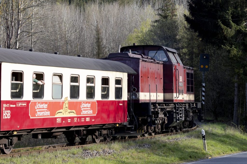 Nach dem Großbrand am Brocken wollen die Harzer Schmalspurbahnen früher als bislang von Dampf- auf Dieselloks umstellen. Noch ist der Betrieb der Brockenbahn ausgesetzt. Wann fährt sie wieder?