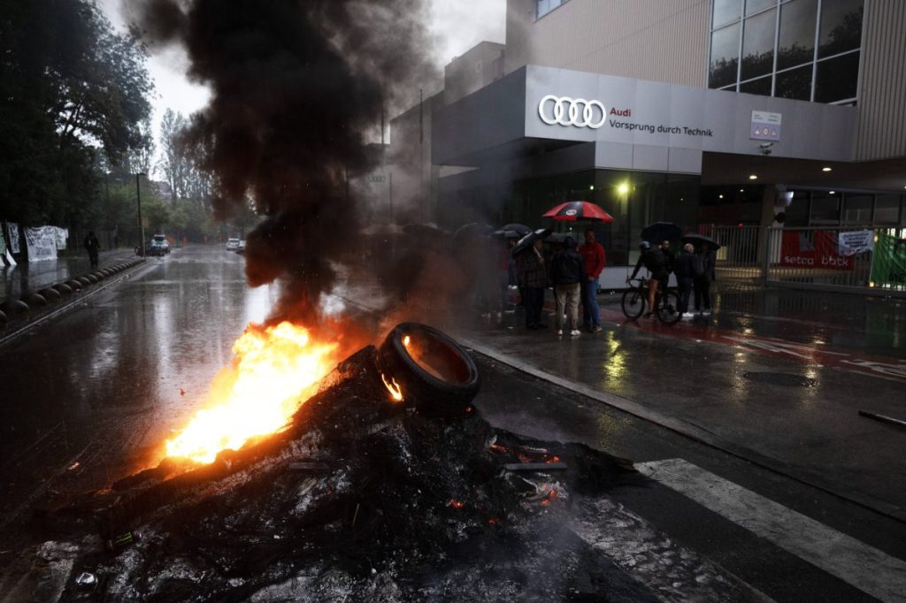 Am Montagmorgen sollen mehrere Audi-Mitarbeiter in Brüssel ein Tor blockiert und ein Feuer gelegt haben.