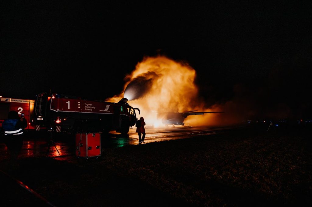 Das Feuerlöschfahrzeug Panther beim Löschen des Flugzeugbrandes. 