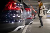 Frau im Parkhaus vor einem Auto