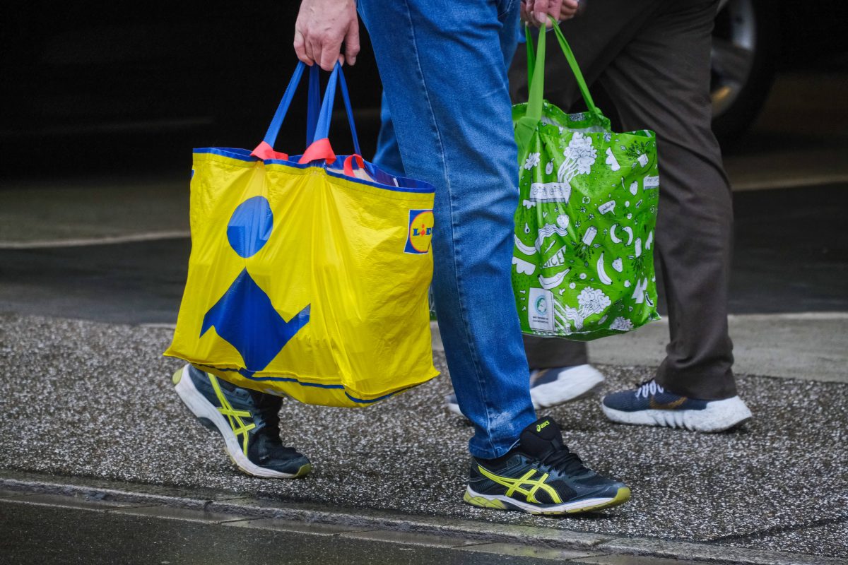 Ein Tourist aus dem Ausland war fassungslos, als er an der Kasse von Aldi und Lidl stand. Der Grund war die Kassiererin selbst.