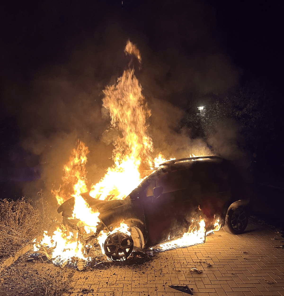 Ein Auto ist im Harz in Flammen aufgegangen.