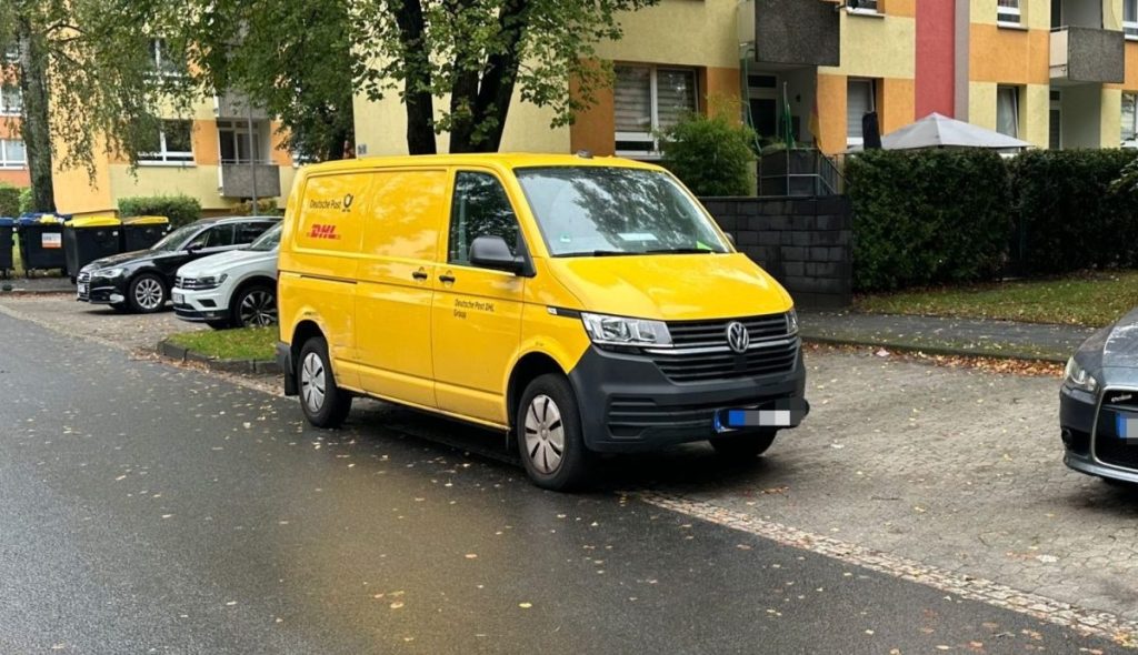 Dieses Post-Fahrzeug stand tagelang in Salzgitter im Weg.