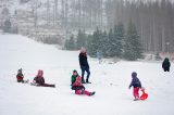 Besucher sind im Skigebiet Hexenritt am Wurmberg im Harz mit dem Schlitten unterwegs.