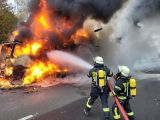 Auf der A2 in Fahrtrichtung Hannover bei Vlotho brennt ein Lastwagen mit Kunststoffgranulat. Die Feuerwehr konnte nur mit Schaum lÃ¶schen.