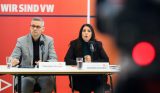 Thorsten Gröger, IG Metall-Verhandlungsführer, und Daniela Cavallo, Gesamtbetriebsratsvorsitzende Volkswagen, sprechen bei einer Pressekonferenz. Die IG Metall und der Volkswagen-Gesamtbetriebsrat präsentieren Eckpunkte eines Gesamtkonzepts für Volkswagen.