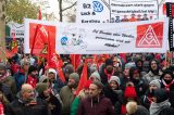 Beschäftigte von Volkswagen demonstrieren bei den Tarifverhandlungen von Volkswagen und IG Metall vor der Volkswagen Arena in Wolfsburg.