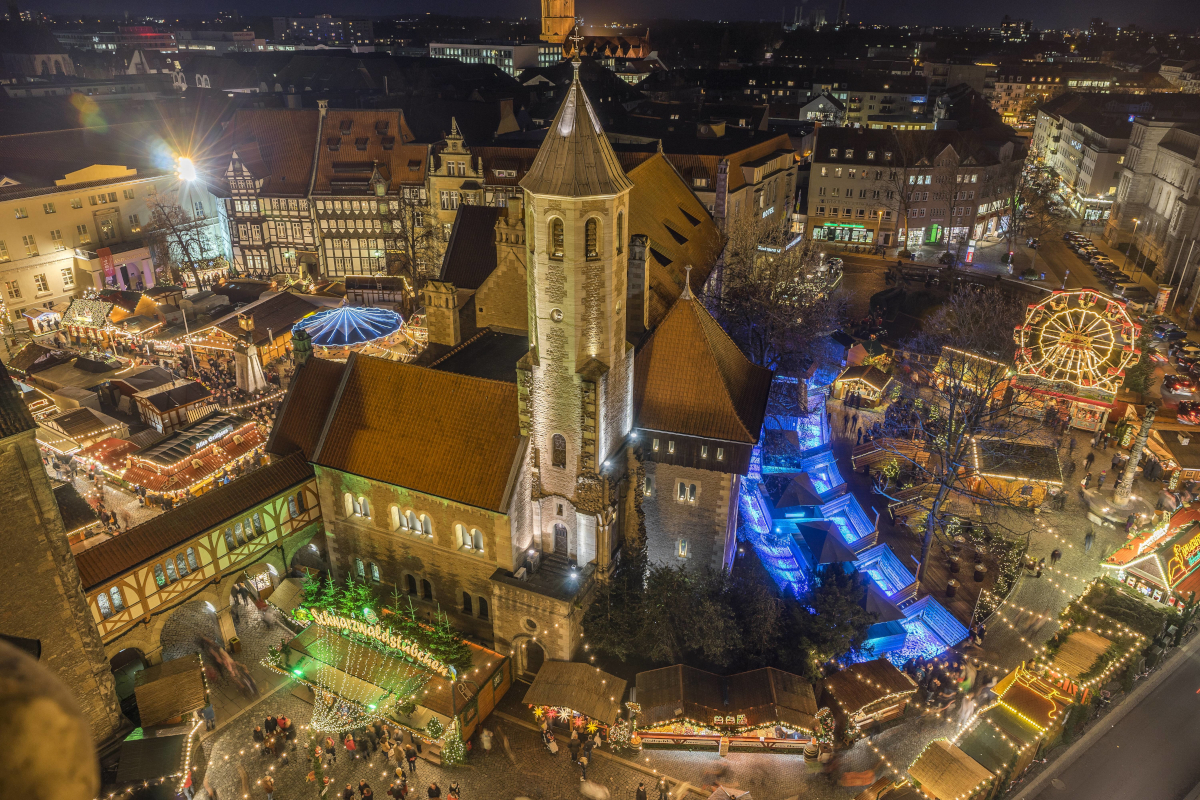 Eine Luftaufnahme vom Weihnachtsmarkt in Braunschweig.