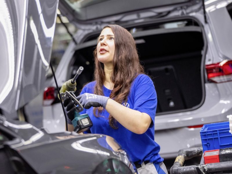 VW verschiebt ganze Schicht! Endlich Weihnachts-Gewissheit für Wolfsburger Mitarbeiter