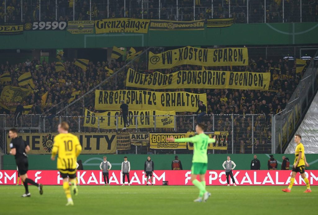 Die BVB-Fans zeigten in Wolfsburg, was sie vom VW-Sparkurs halten.