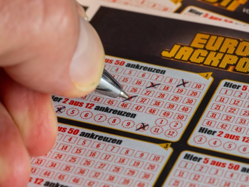 Lotto: Paar gewinnt XXL-Jackpot – was es sich als erstes kauft, ist nicht zu glauben