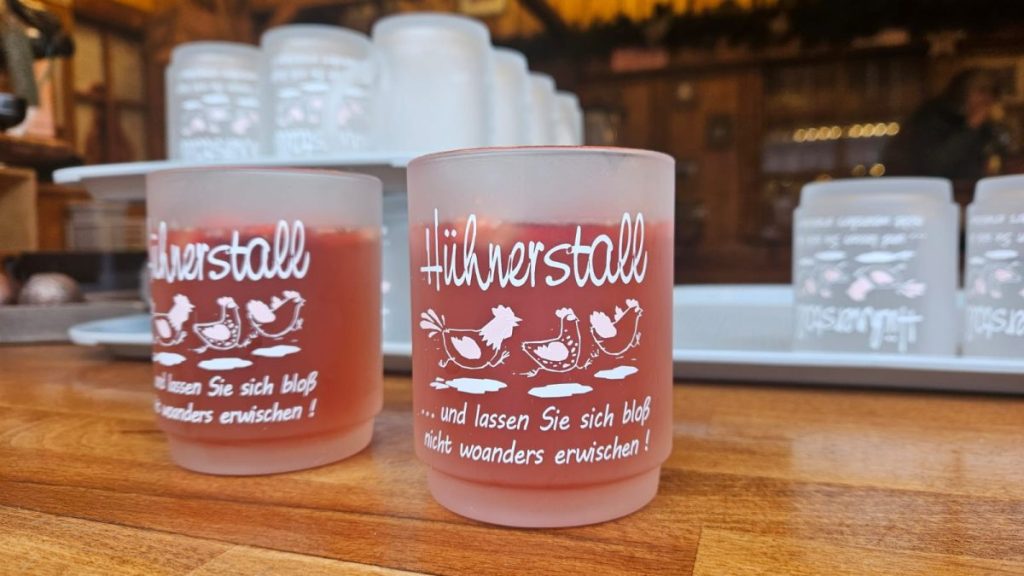 Den Roséglühwein mit Lillet namens "Schüchternes Hühnchen" bekommen Gäste in den hauseigenen Tassen des "Hühnerstalls" serviert