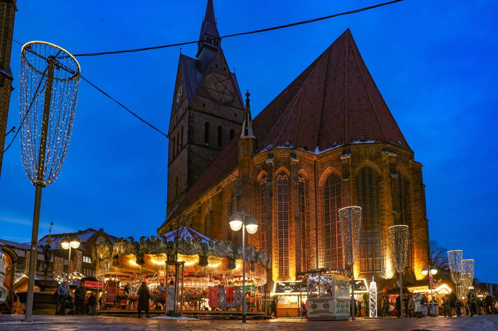 Vor der großen Marktkirche in Hannover stehen die Hütten vom Weihnachtsmarkt