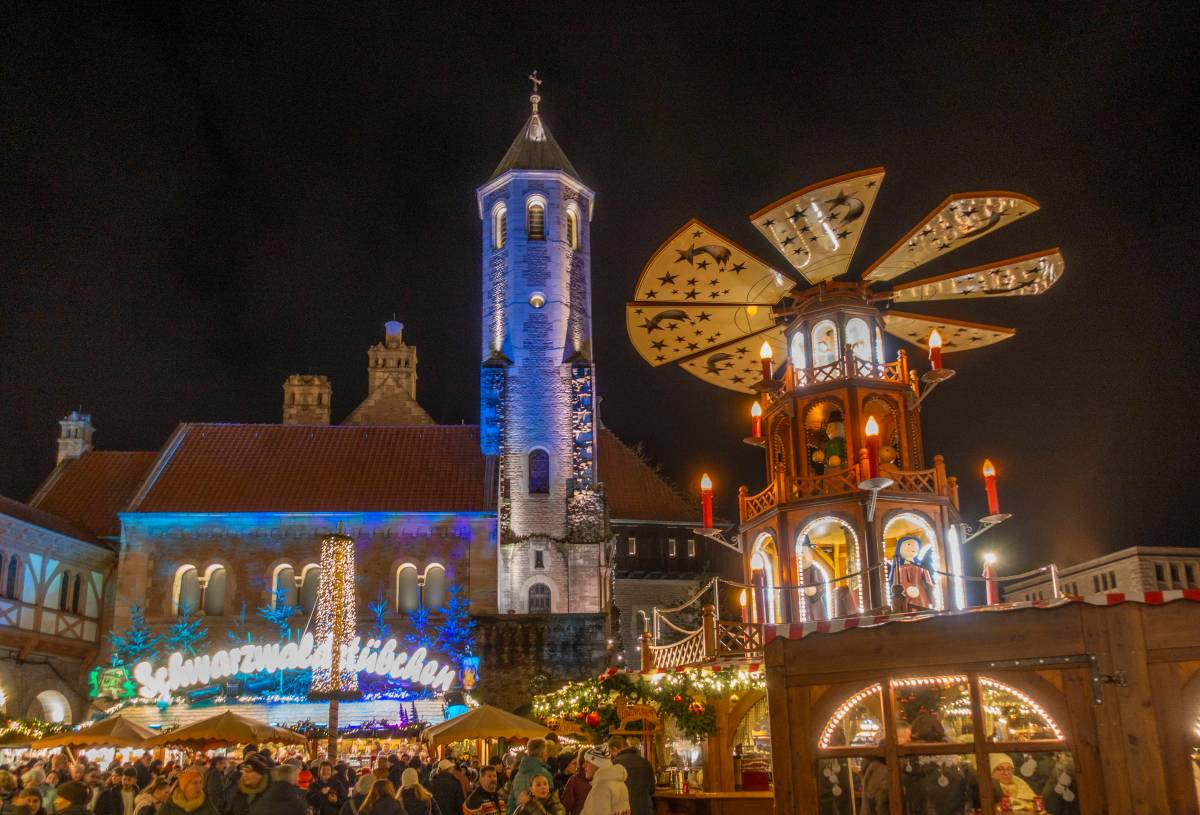 Beleuchtete Weihnachtspyramide vor einer Burg