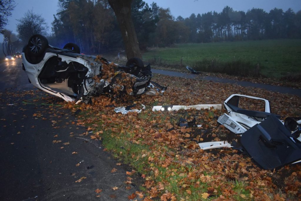 Schwerer Unfall im kreis Gifhorn! Dieser VW T-Roch landete nach seiner Irrfahrt auf dem Dach. Sein Fahrer muss um sein Leben kämpfen.