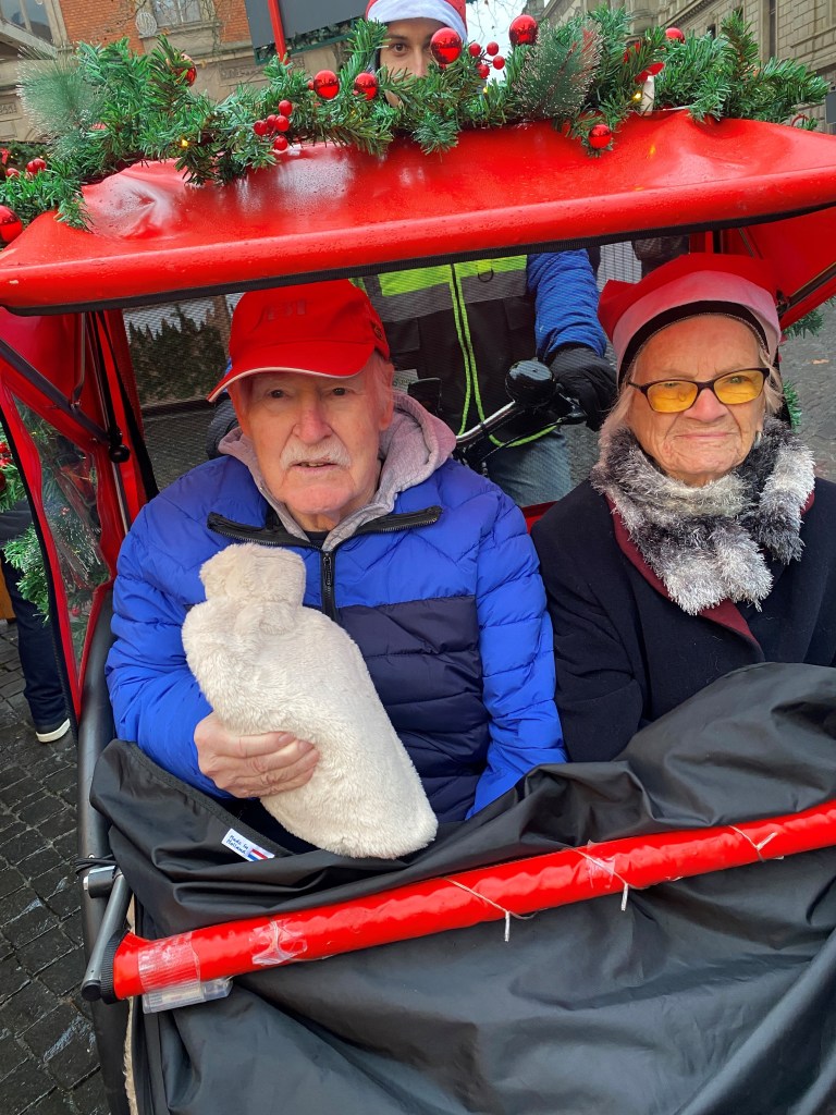  Dieter und Gisela bei der Rikscha-Fahrt auf den Braunschweiger Weihnachtsmarkt. 