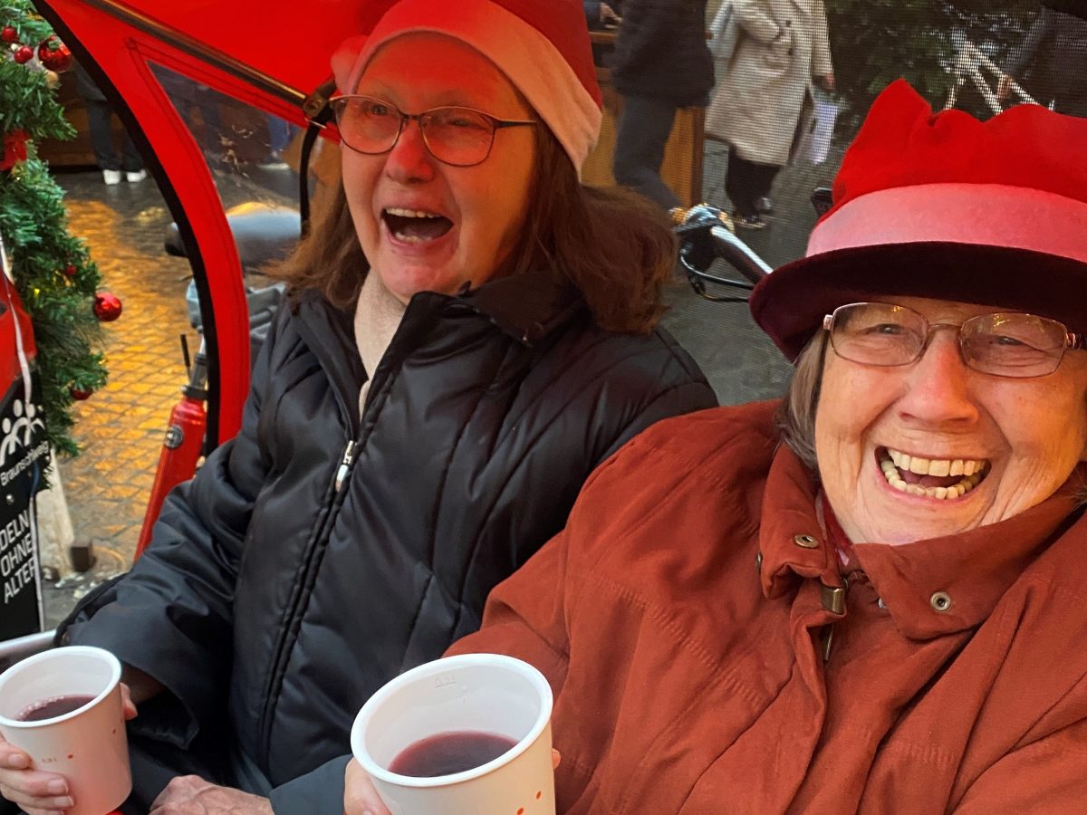 Isolde und Ruth bei der Rikscha-Fahrt auf den Braunschweiger Weihnachtsmarkt.