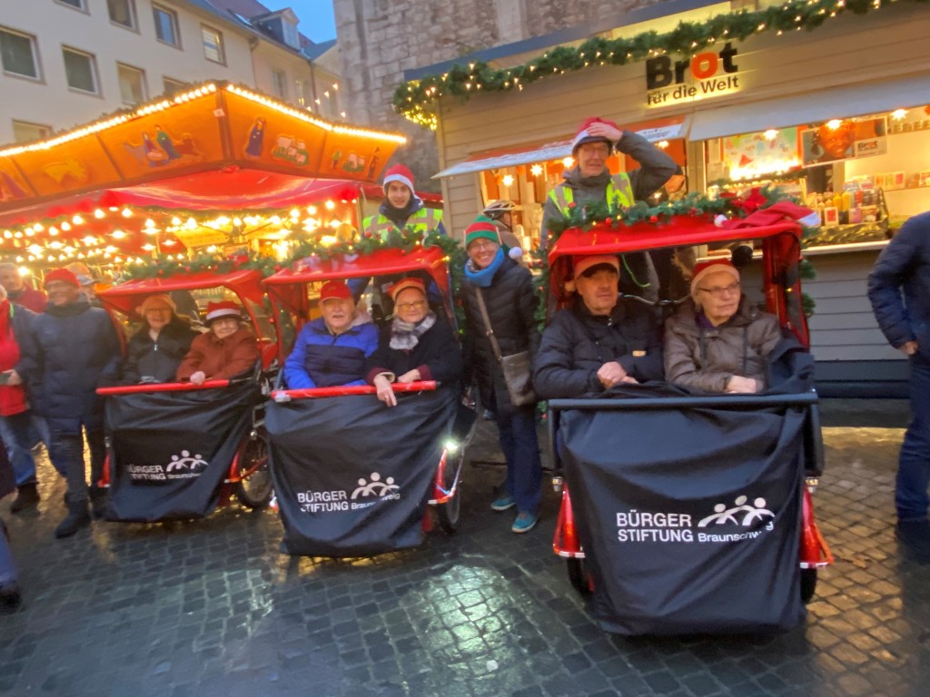 Die Rikschas mit Ehrenamtlichen und Bewohner*innen der Senioren-Wohnanlage Wiesenstraße auf dem Weihnachtsmarkt in Braunschweig.