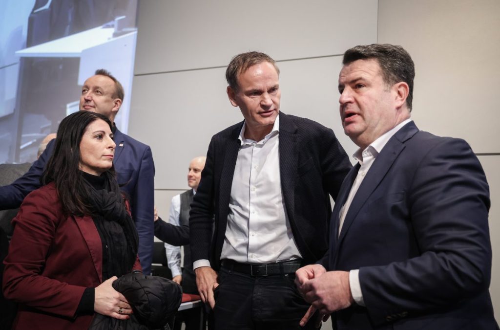 Eiserner Blick: Betriebsratschefin Daniela Cavallo und VW-Chef Oliver Blume (Mitte) werden wohl keine Freunde mehr. Auch Bundesarbeitsminister Hubertus Heil war am Mittwoch zu Gast auf der Betriebsversammlung in Wolfsburg.