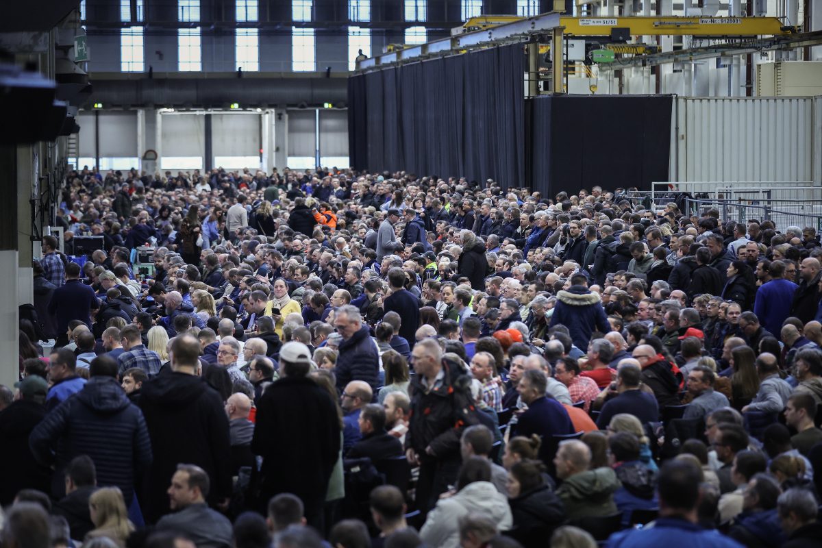 20.000 VW-Mitarbeiter quetschten sich in Halle 11. Tausende hÃ¶rten von drauÃŸen zu. (Symbolbild)