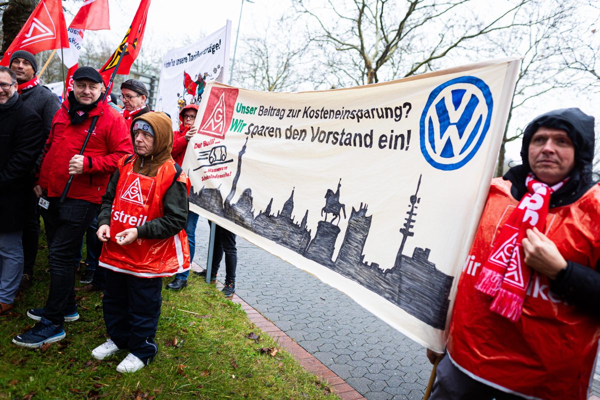 VW-Beschäftigte nehmen an einer Kundgebung der IG Metall vor dem Hotel, welches für die fünfte Tarifrunde dient, teil. Im Ringen um Einsparungen bei VW treffen Vertreter von Volkswagen und IG Metall zu ihrer fünften Tarifrunde zusammen.