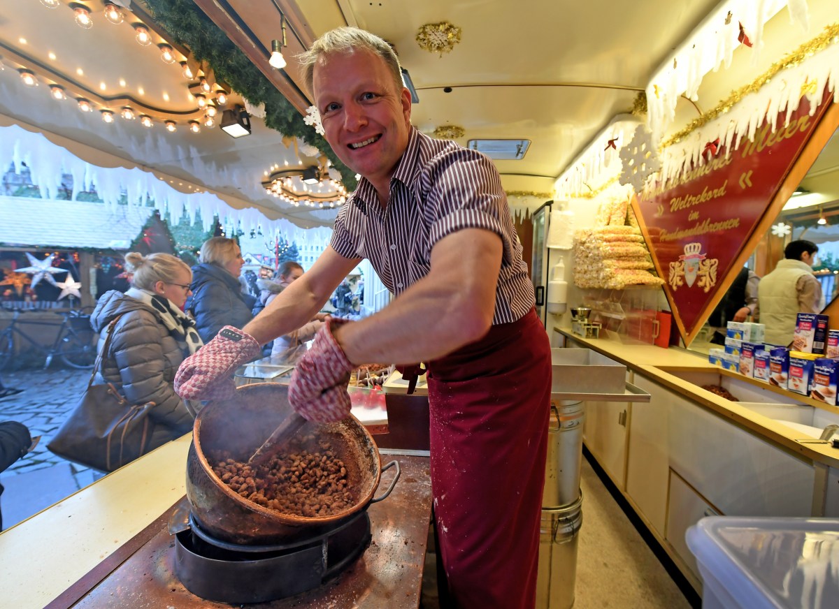 Markus Meier verteidigt die Preise seiner gebrannten Mandeln auf dem Braunschweiger Weihnachtsmarkt.