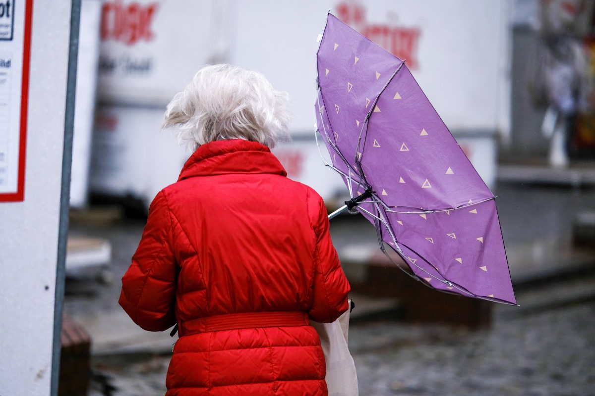 Wetter in Niedersachsen, Frau mit Regenschirm