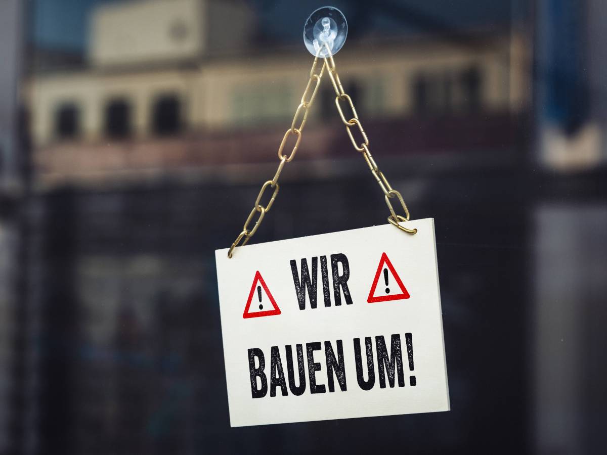 Wir bauen um Schild an der Türe von einem Restaurant oder Laden. Wegen Umbau geschlossen