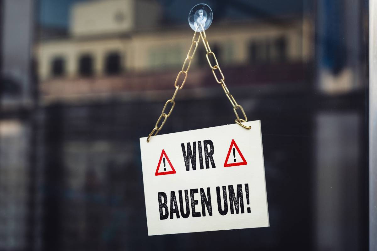 Wir bauen um Schild an der Türe von einem Restaurant oder Laden. Wegen Umbau geschlossen