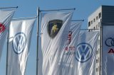 Fahnen vor der Gläsernen Manufaktur von Volkswagen in Dresden