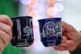 Zwei Menschen stoßen mit Glühwein an