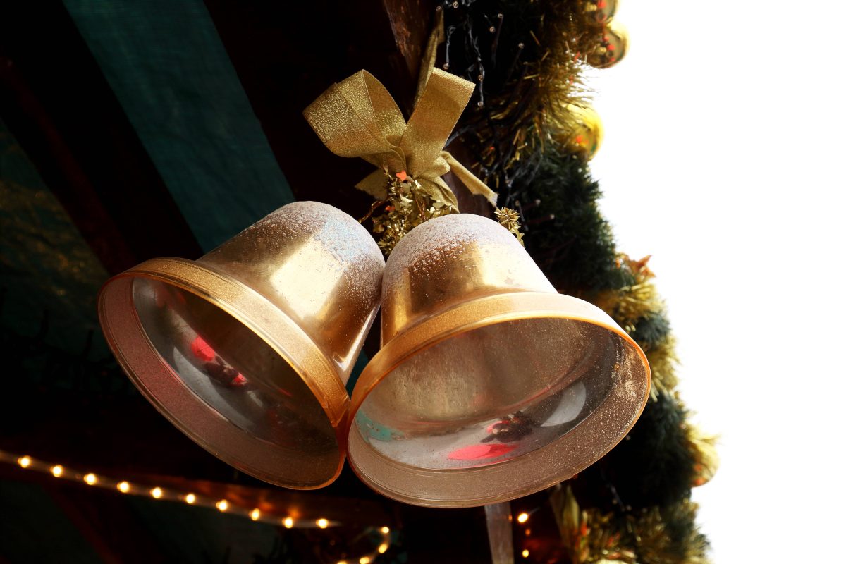 Glocken an einer festlich dekorierten Hütte, beim Weihnachtsmarkt im Harz