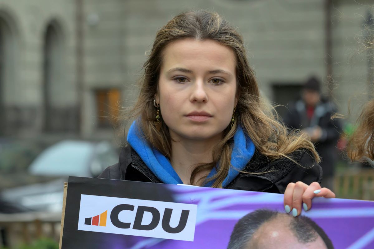 Luisa Neubauer protestiert gegen die Klimapolitik von Merz und der CDU.