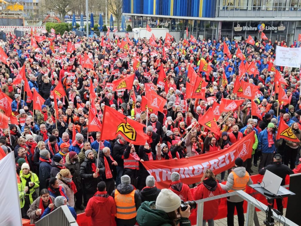 Rund 4.500 VW-Mitarbeiter kamen am Mittwoch zur Streik-Kundgebung in Braunschweig.