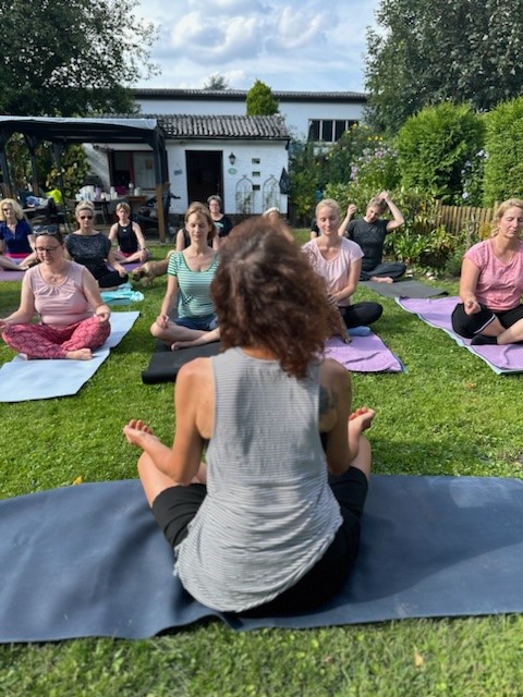 Gruppe macht Yoga draußen