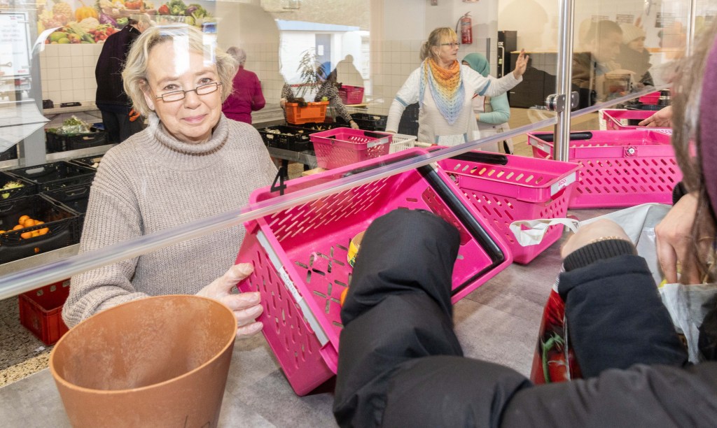 Steppke Ruth gibt Ware aus