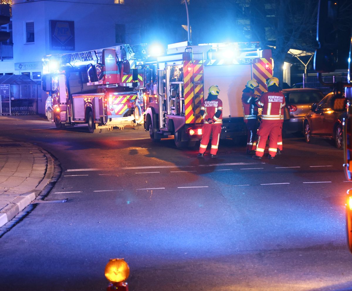 Gegen kurz vor 0 Uhr (Mitternacht) wurden Rettungskräfte zu einem gemeldeten Brand 3 mit Menschenleben in Gefahr nach Salzgitter-Lebenstedt in die Straße Hordenpfad alarmiert.