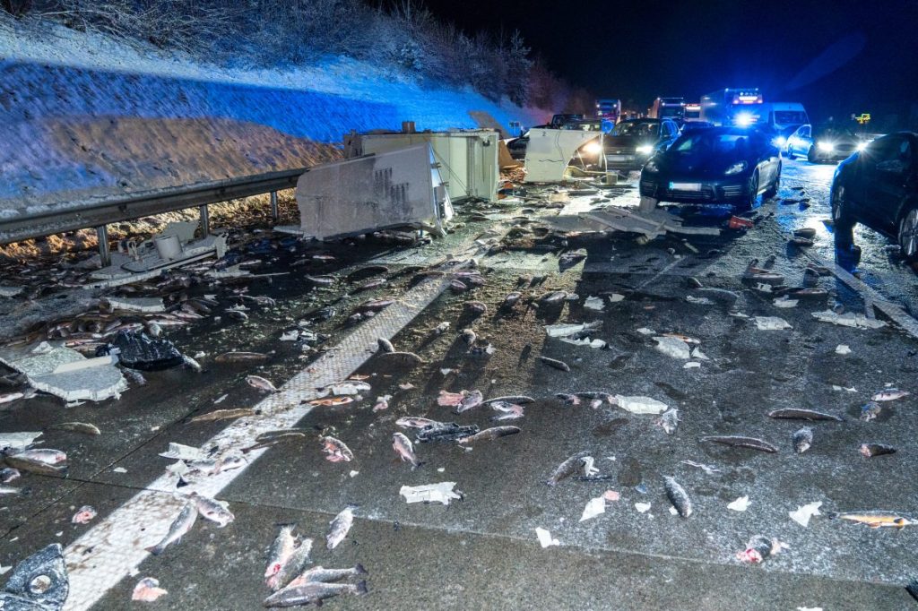 Bei einem schweren Verkehrsunfall auf der Autobahn 1 sind am späten Freitagabend bei Sittensen im Landkreis Rotenburg (Wümme) mehrere Menschen verletzt worden und viele Forellen verendet.