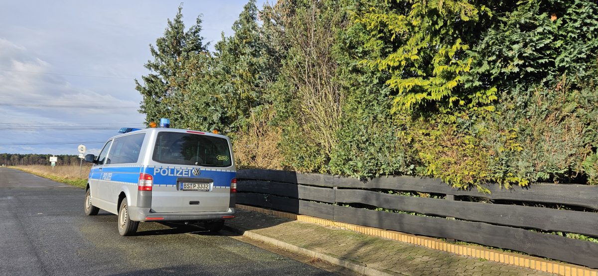 Ein Polizeibus steht am Rande von Wendeburg im Landkreis Peine in der StraÃŸe, in der eine 62-jÃ¤hrige Frau in einem Haus tot aufgefunden wurde.