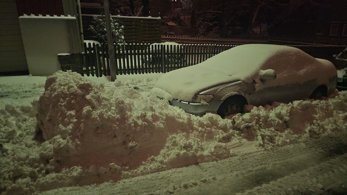 Flos Auto war nicht nur verschneit, sondern auch "vom Schnee zugeparkt".