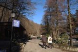 Besucher gehen im Harzer Wildpark in Wernigerode spazieren (Symbolbild)