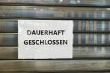 Dauerhaft geschlossen-Schild vor einem leeren Geschäft in Salzgitter (Symbolbild)