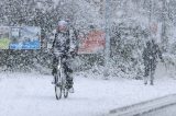 Fahrradfahrer haben mit heftigem Schneefall zu kämpfen. Das Wetter in Niedersachsen ist winterlich geworden. (Symbolbild)