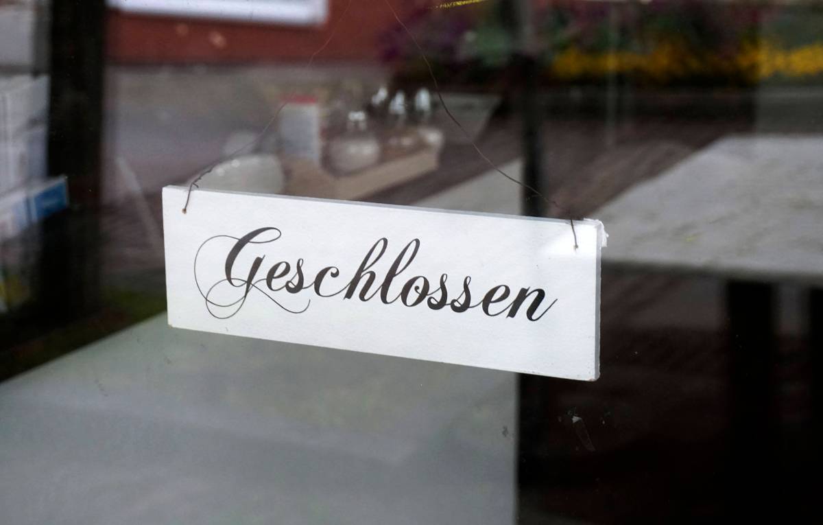 Geschlossen-Schild im Fenster eines Cafés