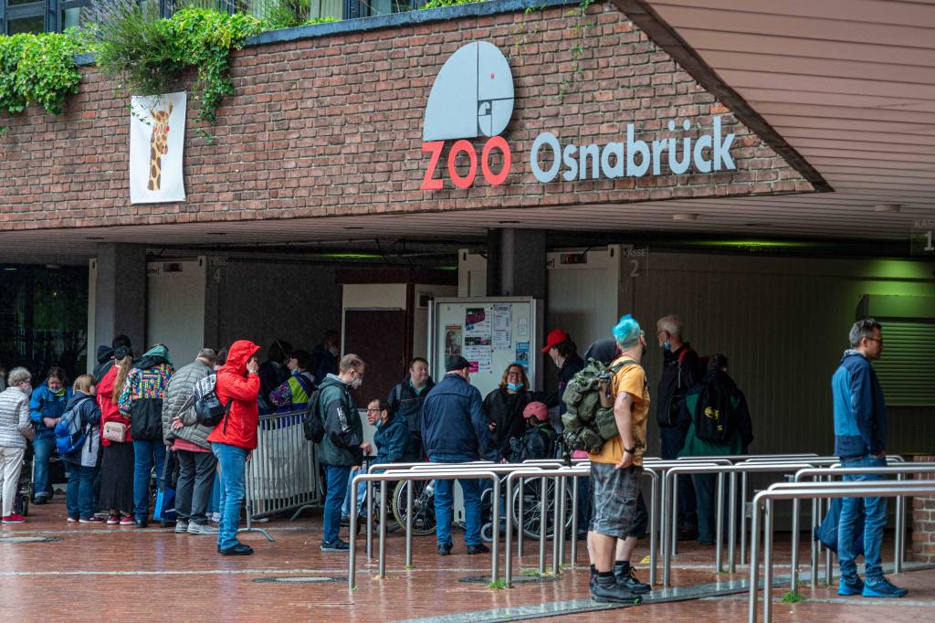 Menschen vor dem Zoo in Osnabrück 