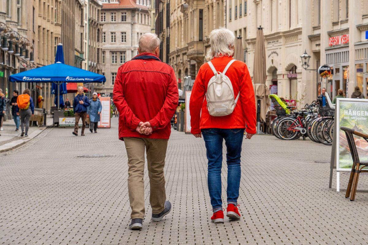 zwei Personen beim Stadtbummel in der Nikolaistraße, Leipzig,