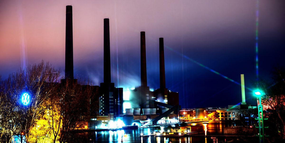 Die VW-Türme in Wolfsburg leuchten derzeit ungeachtet der Krise.