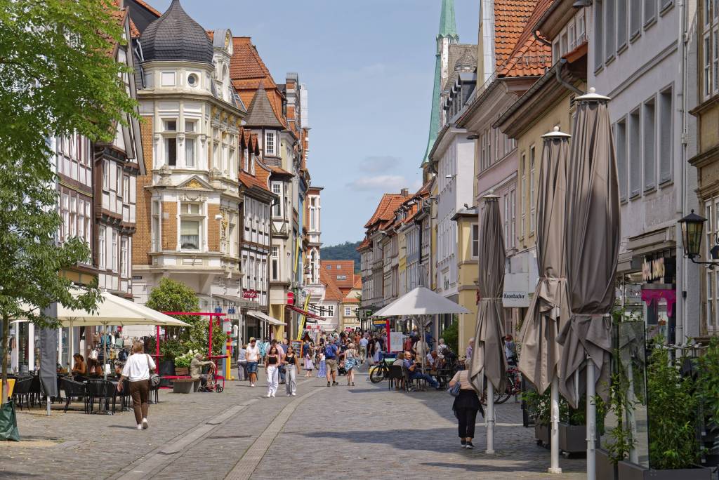 Innenstadt von Hameln, Bäckerstraße, mit Kopfsteinpflaster und historischen Fachwerkhäusern. 