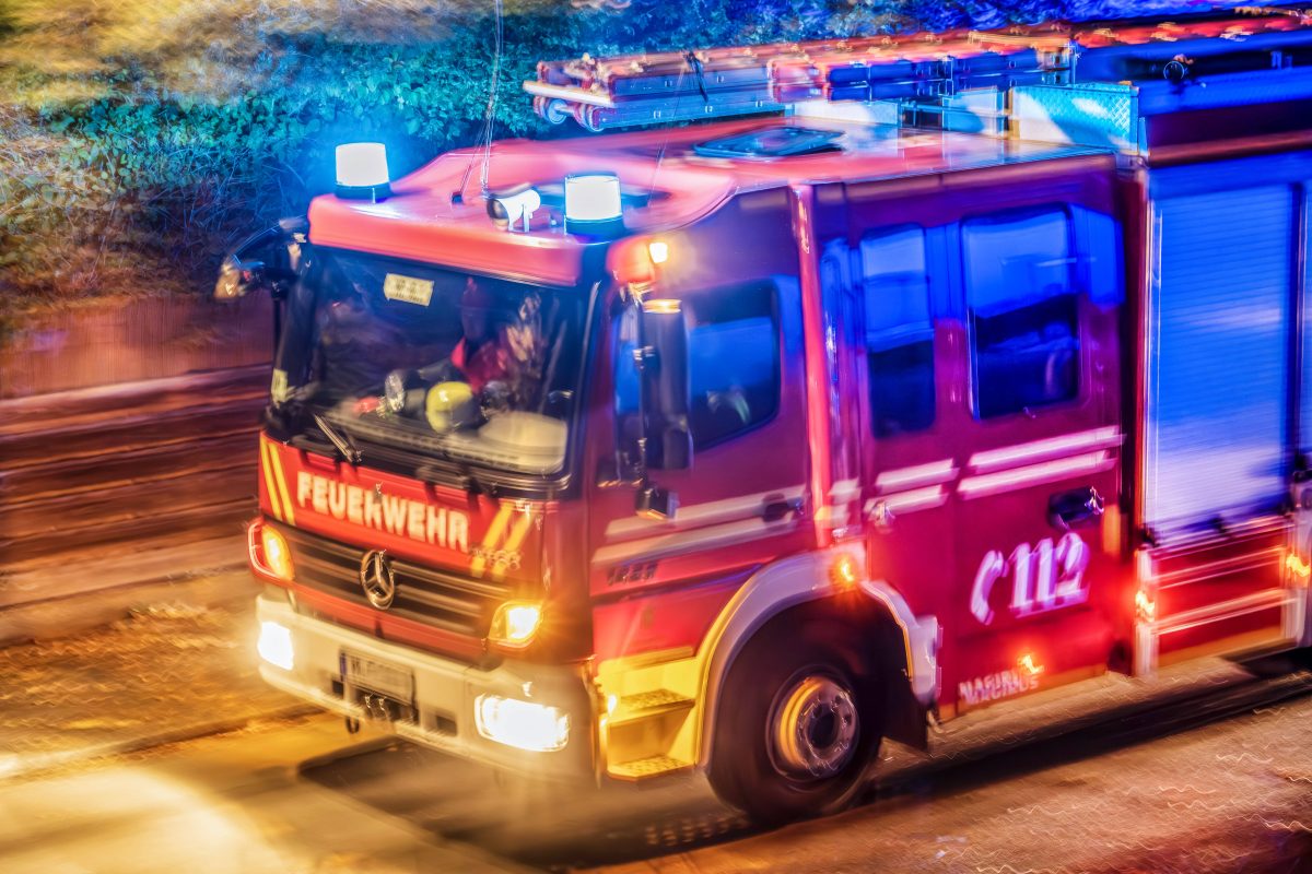 Beim LÃ¶schen eines Brandes in einem Harzer Wohnhaus finden Feuerwehrleute einen toten Mann. Noch ist unklar, warum er starb.